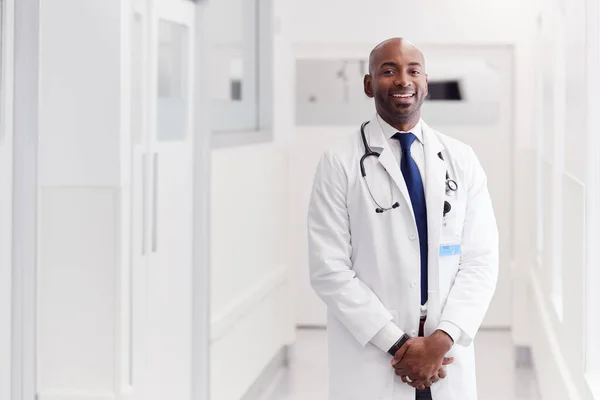 Retrato Médico Varón Maduro Usando Una Capa Blanca Pie Pasillo —  Fotos de Stock