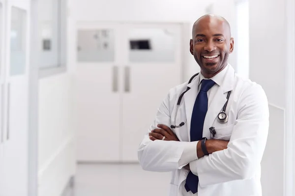 Portrét Dospělého Mužského Lékaře Bílém Plášti Stojící Nemocničním Koridoru — Stock fotografie