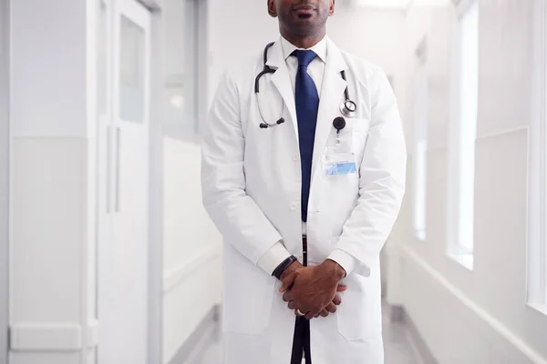 Zbliżenie Dojrzałe Mężczyzna Lekarz Noszenie Biały Płaszcz Stojący Szpital Korytarz — Zdjęcie stockowe