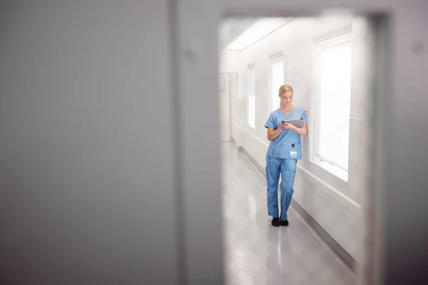 Kvinnliga Läkare Bär Skrubbar Sjukhus Korridor Med Hjälp Digital Tablett — Stockfoto