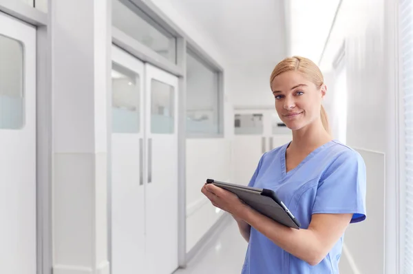 Hastane Koridorunda Önlük Giyen Gülümseyen Kadın Doktorun Portresi Dijital Tablet — Stok fotoğraf