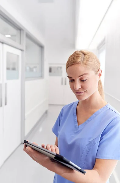 Női Orvos Visel Köpenyt Kórházi Folyosón Digitális Tabletta — Stock Fotó