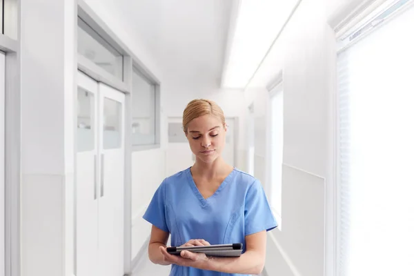 Médica Mulher Vestindo Esfrega Corredor Hospital Usando Tablet Digital — Fotografia de Stock