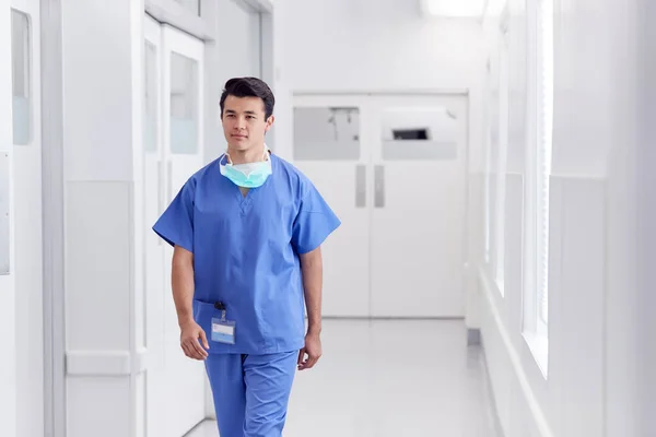 Jonge Mannelijke Arts Dragen Struiken Wandelen Langs Hospital Corridor — Stockfoto