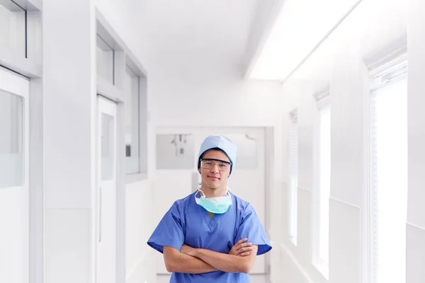Hastane Koridorunda Önlük Giyen Genç Bir Doktorun Portresi — Stok fotoğraf