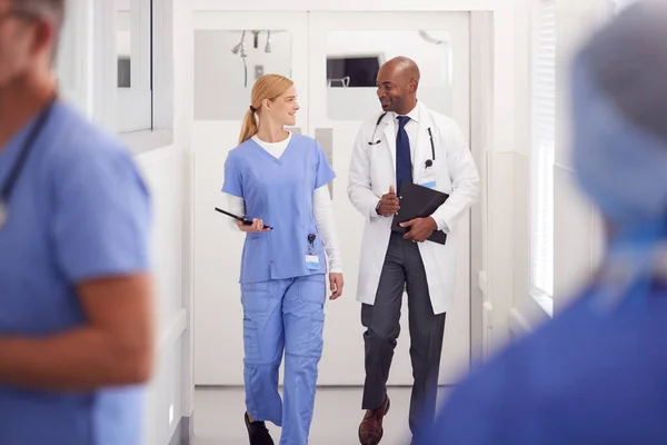 Γιατρός Λευκό Παλτό Και Νοσοκόμα Scrubs Έχοντας Συζήτηση Στο Διάδρομο — Φωτογραφία Αρχείου