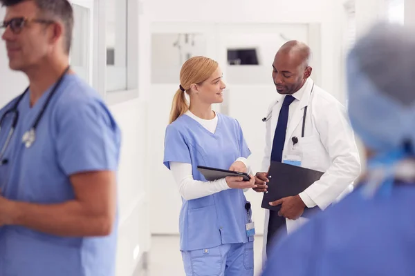 Γιατρός Λευκό Παλτό Και Νοσοκόμα Scrubs Κοιτάζοντας Ψηφιακή Ταμπλέτα Στο — Φωτογραφία Αρχείου