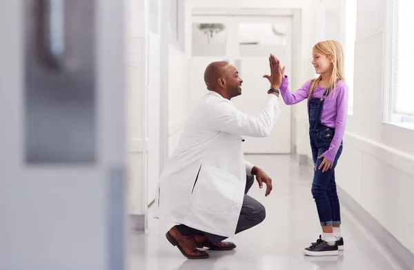 Maschio Pediatrico Medico Dando Giovane Ragazza Paziente Alto Cinque Ospedale — Foto Stock