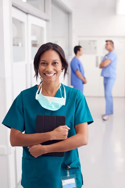 Retrato Sonriente Doctora Usando Exfoliantes Pasillo Del Hospital Sosteniendo Tableta —  Fotos de Stock
