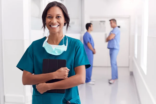 Retrato Sorrir Médico Feminino Vestindo Esfrega Corredor Hospital Segurando Comprimido — Fotografia de Stock