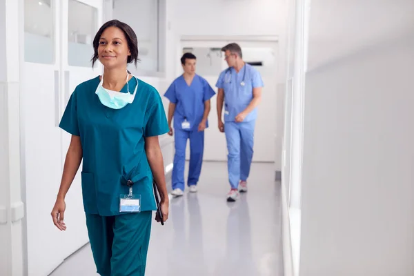 Médica Mulher Vestindo Esfrega Hospital Andando Longo Corredor Segurando Tablet — Fotografia de Stock