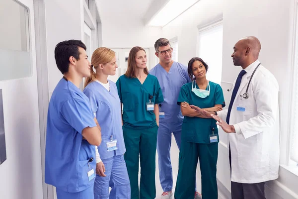 Multikulturelles Medizinisches Team Trifft Sich Auf Krankenhausflur — Stockfoto