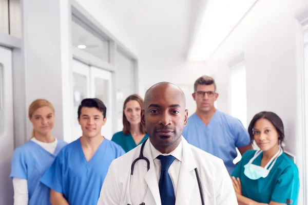 Portrét Multikulturního Lékařského Týmu Stojícího Nemocničním Koridoru — Stock fotografie
