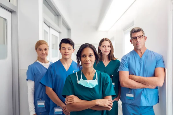 Portrait Une Équipe Médicale Multiculturelle Debout Dans Couloir Hôpital — Photo