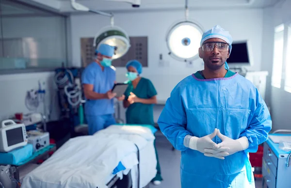 Portrét Mužského Chirurga Plášti Ochranných Brýlích Nemocničním Operačním Sále — Stock fotografie