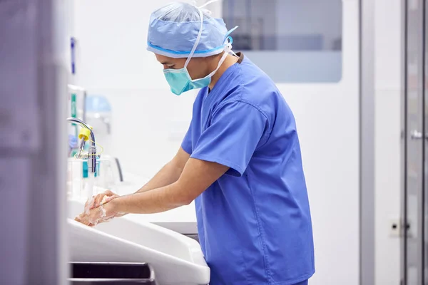 Αρσενικό Χειρουργός Φορώντας Scrubs Πλύσιμο Των Χεριών Πριν Από Την — Φωτογραφία Αρχείου