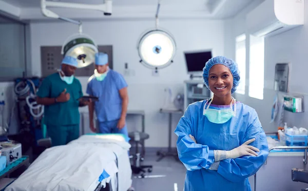 Retrato Cirurgião Feminino Vestindo Esfregaços Óculos Proteção Teatro Operacional Hospital — Fotografia de Stock