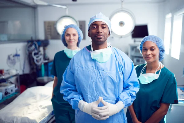 医院手术室内多元文化外科团队的画像 — 图库照片