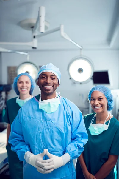 Retrato Equipe Cirúrgica Multi Cultural Que Está Teatro Funcionamento Hospital — Fotografia de Stock