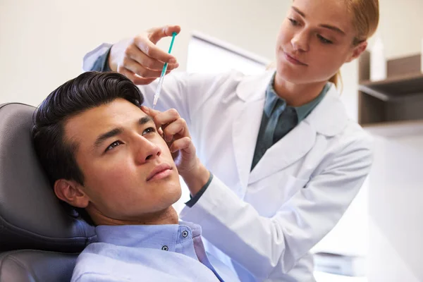 Homem Sentado Cadeira Sendo Dar Injeção Botox Por Médico Fêmea — Fotografia de Stock