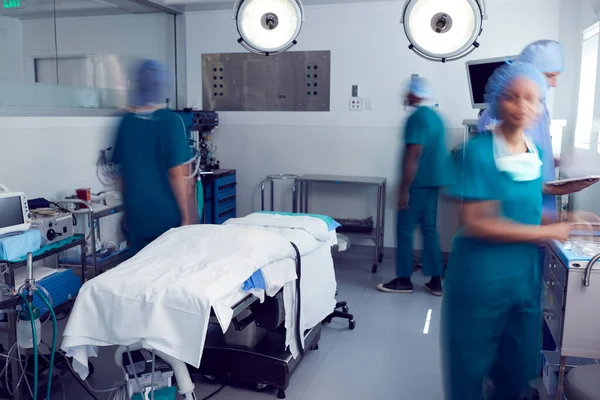 Motion Blur Shot Surgical Team Draagt Scrubs Het Drukke Ziekenhuis — Stockfoto