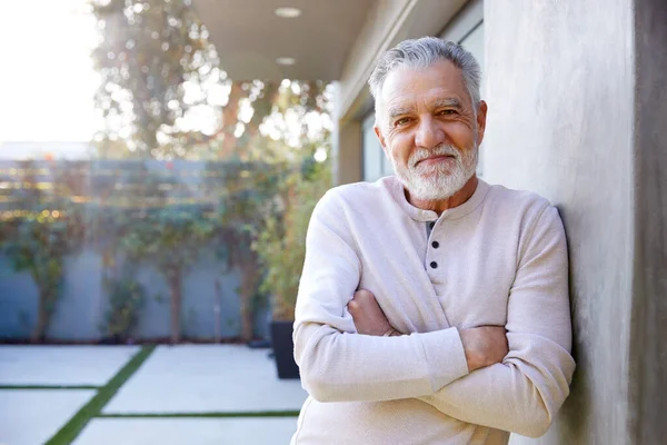 Retrato Sorrir Aposentado Homem Hispânico Sênior Jardim Casa Contra Sol — Fotografia de Stock