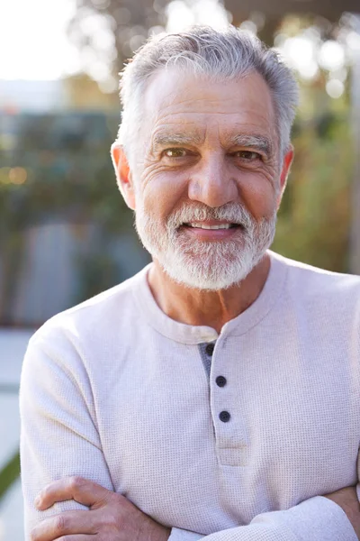 Ritratto Anziano Anziano Pensione Sorridente Ispanico Uomo Giardino Casa Contro — Foto Stock