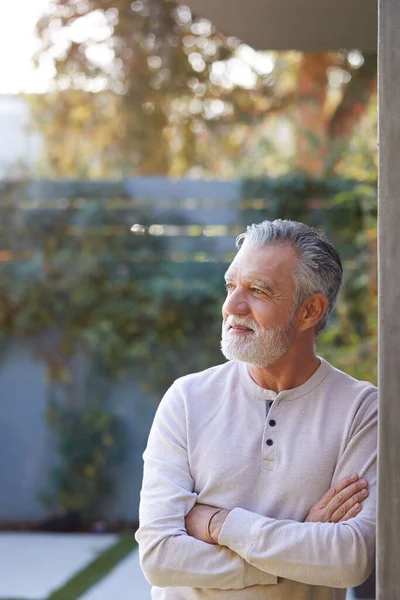 Ritratto Anziano Anziano Pensione Sorridente Ispanico Uomo Giardino Casa Contro — Foto Stock