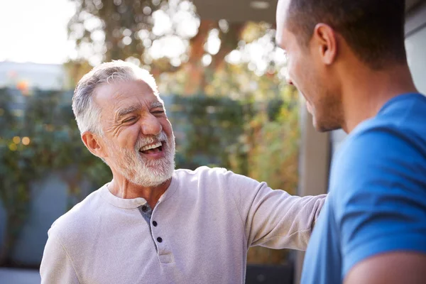 Anziano Ispanico Uomo Parlando Ridendo Con Adulto Figlio Giardino Casa — Foto Stock
