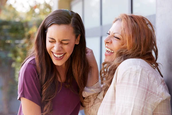 Senior Hispanic Mutter Talking Und Lachen Mit Erwachsene Tochter Garten — Stockfoto