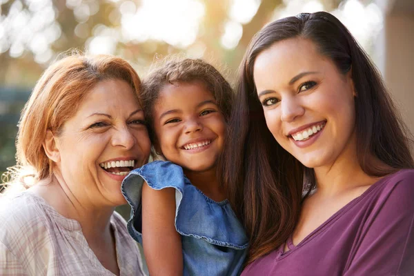 Retrato Familia Hispana Femenina Multigeneracional Jardín Sonriendo Ante Cámara —  Fotos de Stock