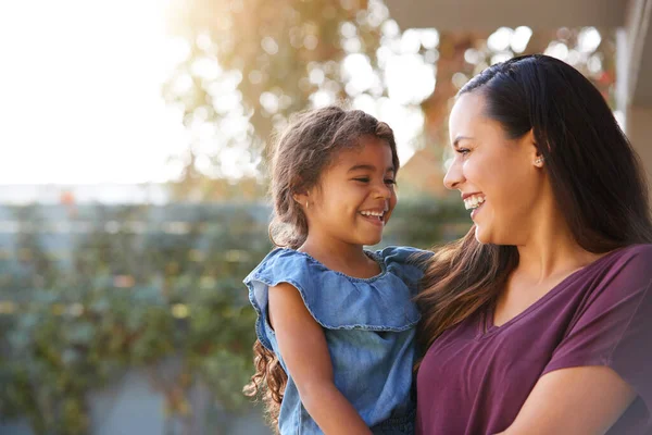 Sonriente Madre Hispana Sosteniendo Hija Riendo Jardín Casa —  Fotos de Stock