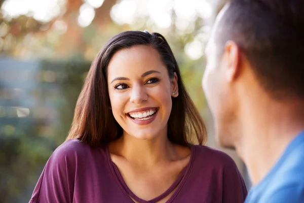 Sorridente Coppia Ispanica Parlare Ridere Giardino Casa — Foto Stock