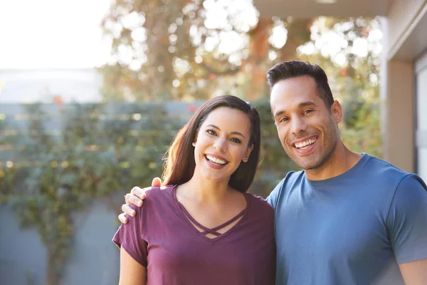 家で一緒に庭でリラックスしているヒスパニック系のカップルの笑顔の肖像 — ストック写真