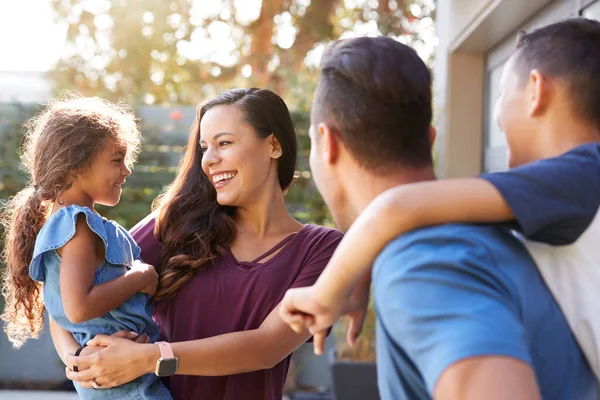 Glimlachende Spaanse Familie Met Ouders Geven Kinderen Piggyback Ritten Tuin — Stockfoto