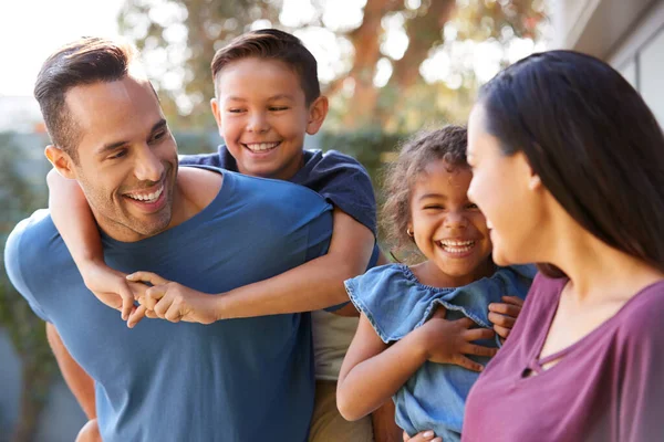 Famiglia Ispanica Sorridente Con Genitori Che Danno Bambini Cavalcate Giardino — Foto Stock