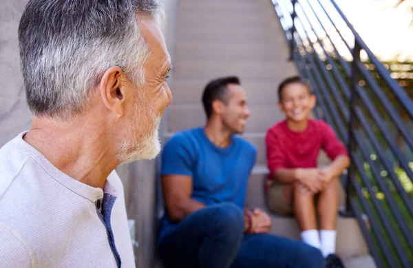 Mosolygó Többgenerációs Férfi Spanyol Család Lépcsőn Kertben Beszélgetnek Egymással — Stock Fotó