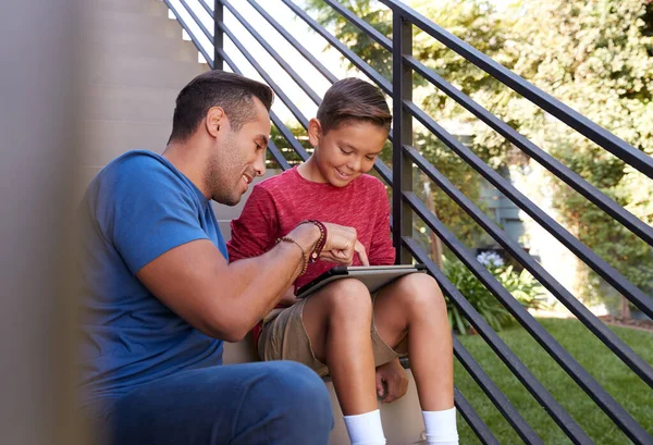 Vader Zit Stappen Buiten Thuis Met Zoon Met Behulp Van — Stockfoto