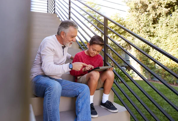 Nonno Seduto Passi All Aperto Casa Con Nipote Utilizzando Tavoletta — Foto Stock