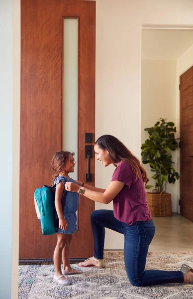 Anne Kızına Veda Ediyor Okula Gitmek Için Evden Çıkıyor — Stok fotoğraf