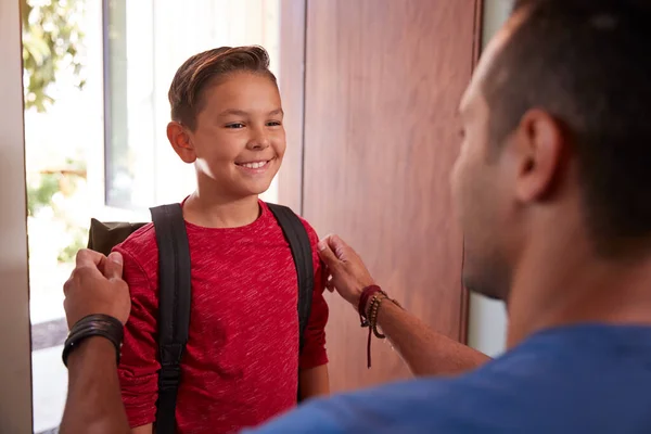 Padre Despidiéndose Hijo Cuando Sale Casa Para Escuela — Foto de Stock