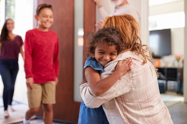 Les Grands Parents Saluent Les Petits Enfants Porte Entrée Lorsqu — Photo