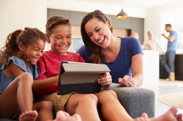 Mãe Jogando Videogames Com Crianças Tablet Digital Durante Reunião Familiar — Fotografia de Stock