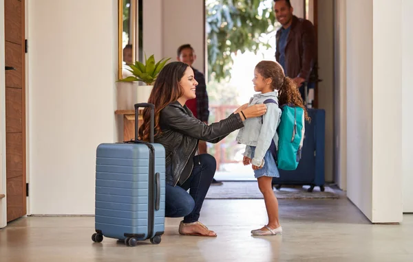 Familj Med Bagage Öppna Dörren Och Lämna Hemmet För Semester — Stockfoto