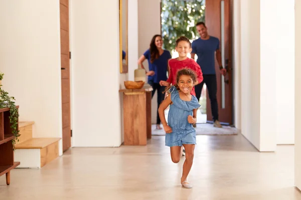 Familia Emocionada Regresando Casa Después Del Viaje Con Niños Corriendo — Foto de Stock