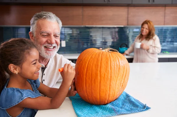 Barnbarn Med Morföräldrar Carving Halloween Lykta Från Pumpa Hemma — Stockfoto