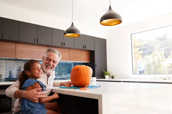 Großvater Und Enkelin Schnitzen Halloween Laterne Aus Kürbis — Stockfoto