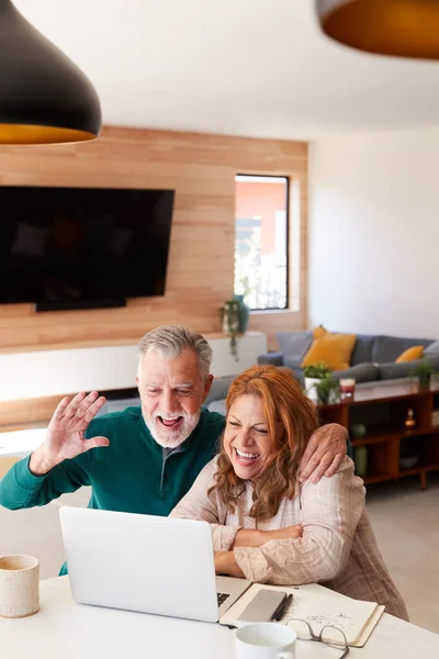 Evde Dizüstü Bilgisayarlı Yaşlı Spanyol Çift Ailesiyle Görüntülü Sohbet Ediyor — Stok fotoğraf