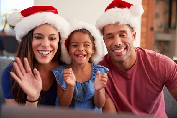 Família Hispânica Vestindo Chapéus Papai Noel Com Laptop Tendo Chat — Fotografia de Stock