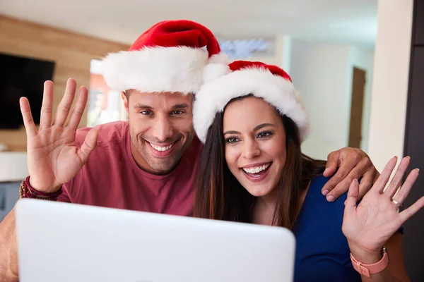 Spaanse Paar Het Dragen Van Santa Hoeden Met Laptop Met — Stockfoto